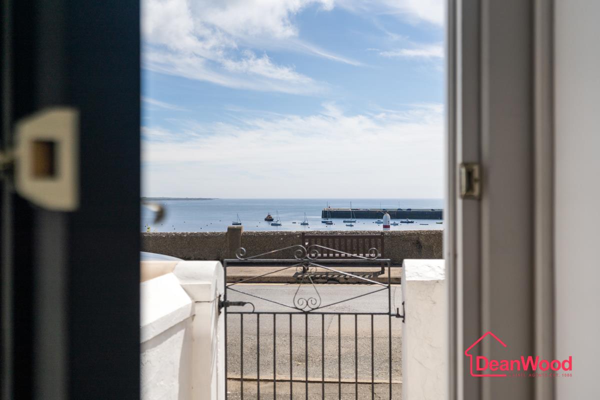 8 Primrose Terrace, Port St Mary, Isle of Man. — Photo 5 of 35
