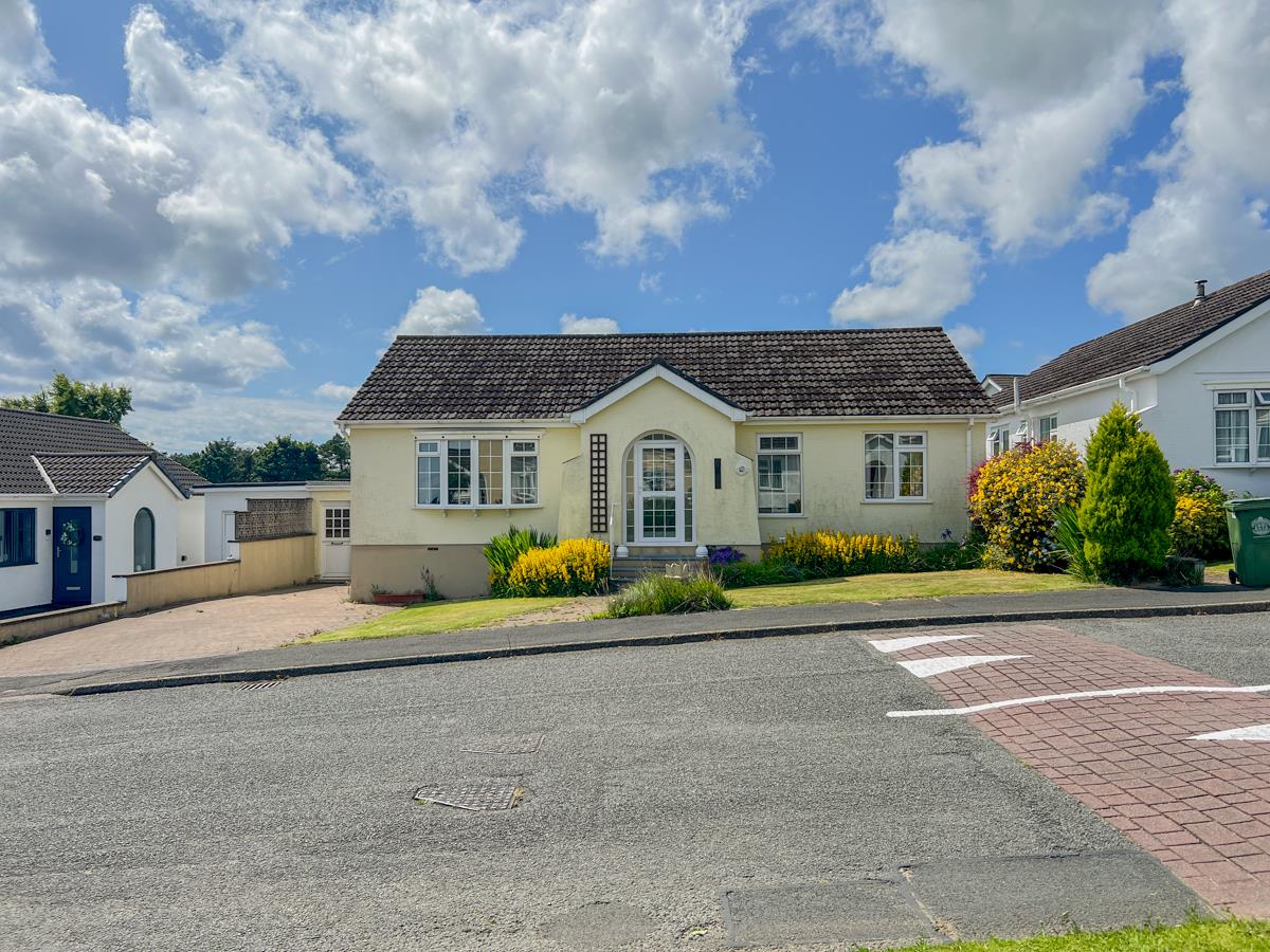 13 Harcroft Avenue, Saddlestone, Douglas. — Photo 1 of 34