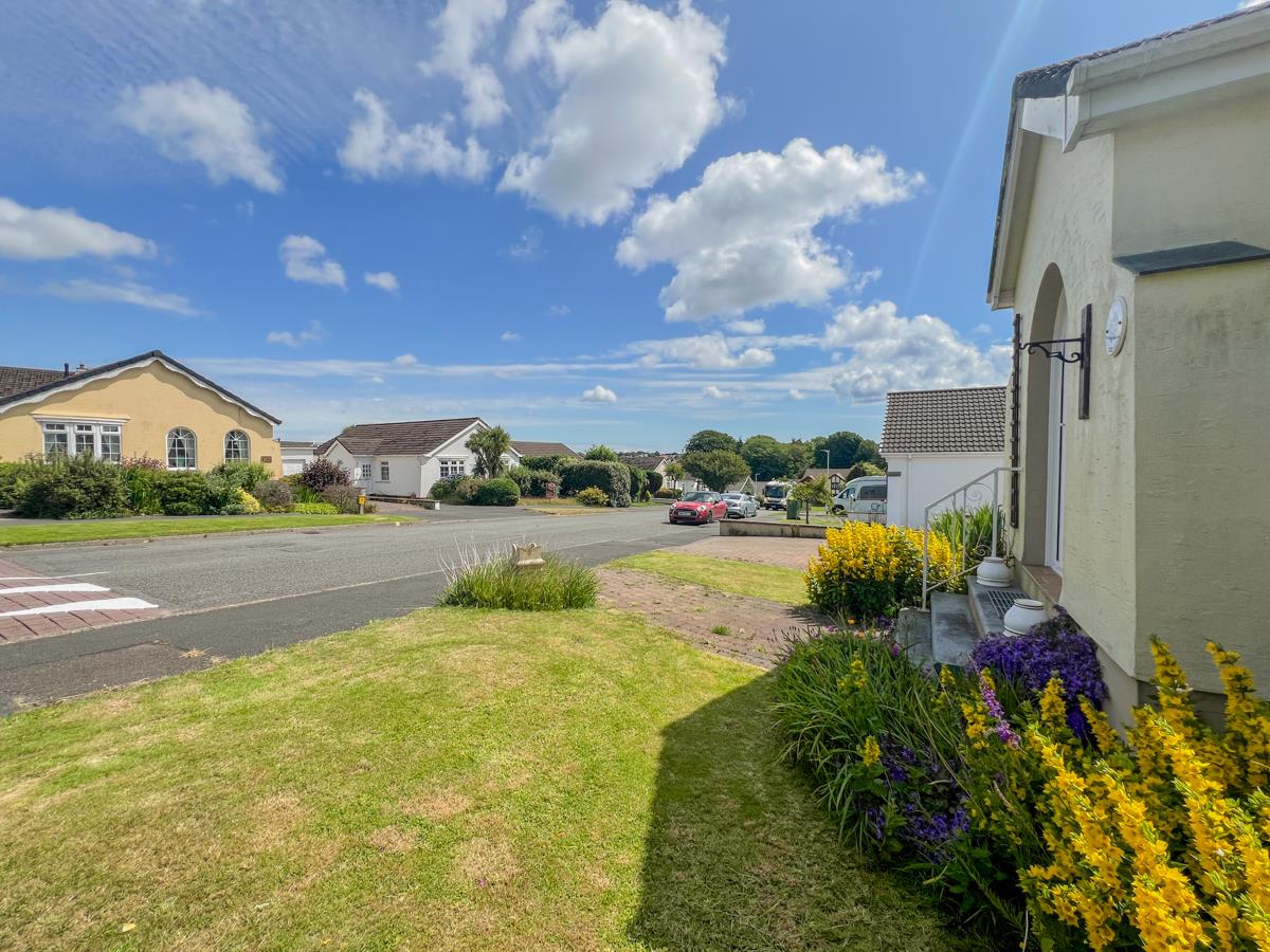 13 Harcroft Avenue, Saddlestone, Douglas. — Photo 3 of 34