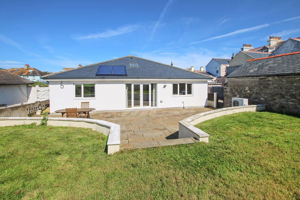 Renwall Garden, Queens Road, Port St Mary IM9 5EN. — Photo 1 of 23