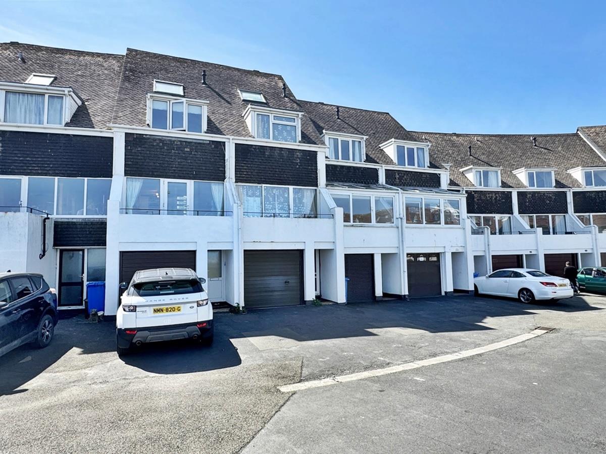 9 Marine Gardens, Ramsey, Isle Of Man. — Photo 2 of 19