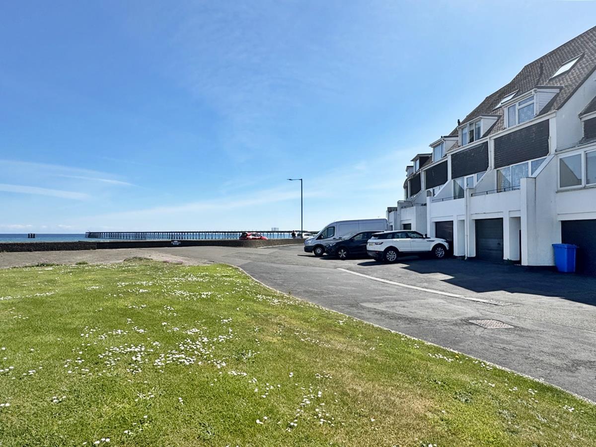 9 Marine Gardens, Ramsey, Isle Of Man. — Photo 4 of 19