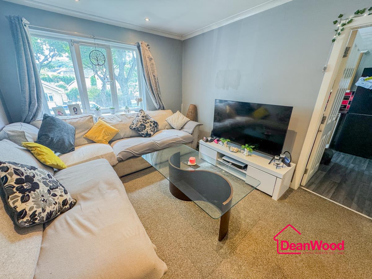 4 Carlton Grove, Queens Drive West, Ramsey, Isle Of Man. — Photo 5 of 12
