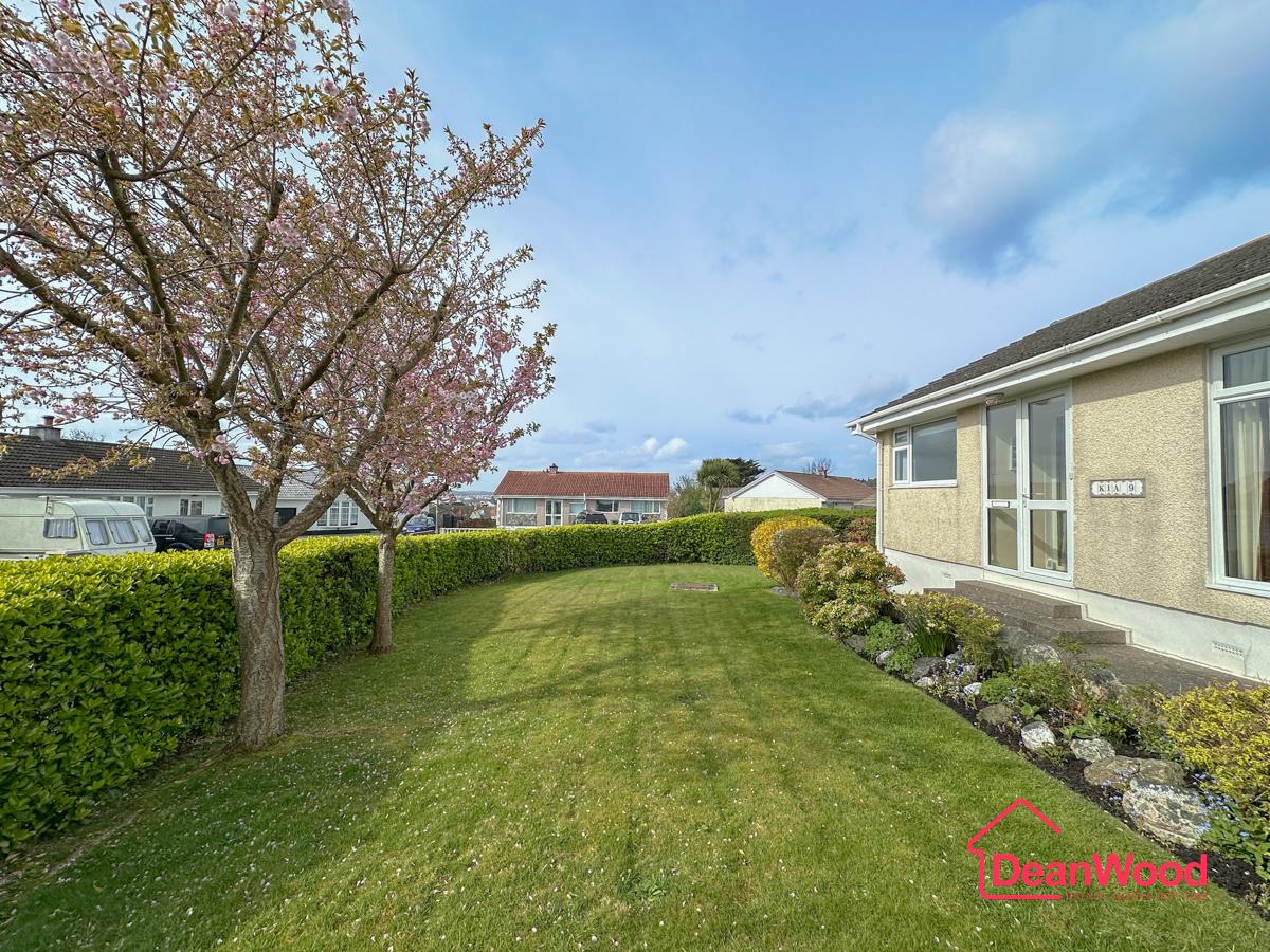 9 The Kirkway, Onchan. — Photo 3 of 31