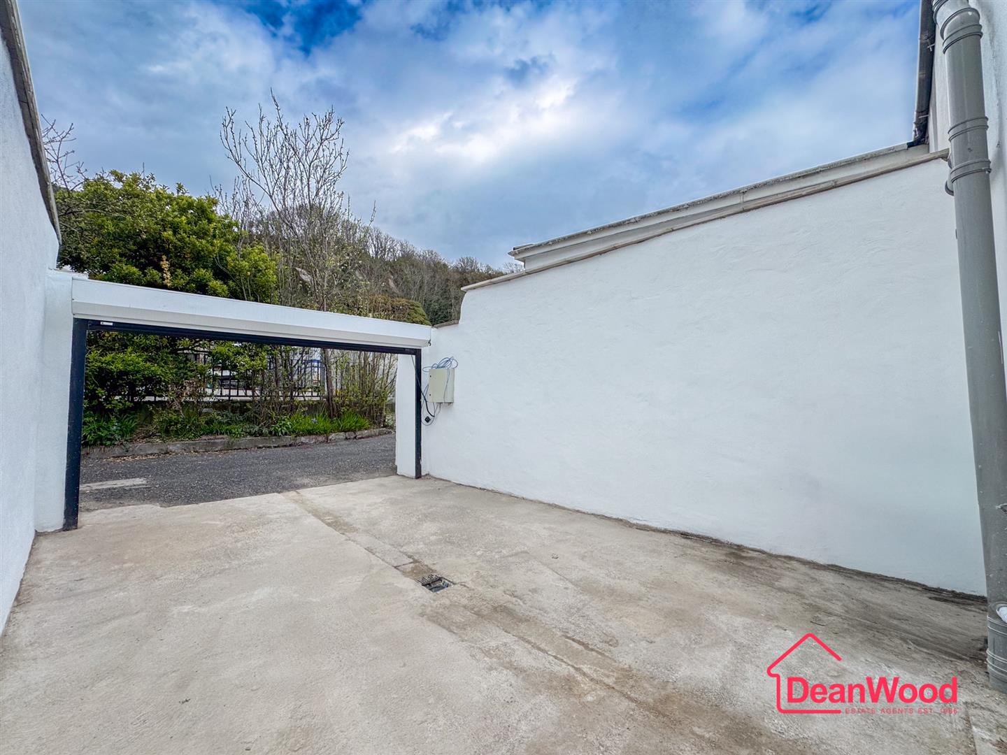 2 Summerhill Grove, Douglas, Isle of Man. — Photo 3 of 19