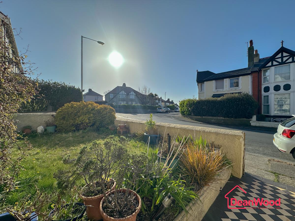 11 Royal Drive, Onchan. — Photo 3 of 33