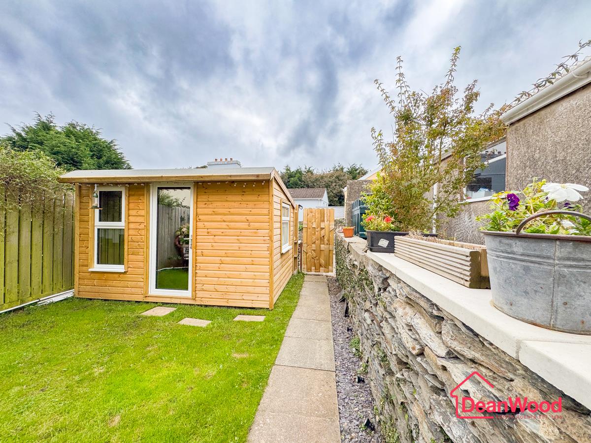 21 Victoria Avenue, Onchan. — Photo 2 of 11