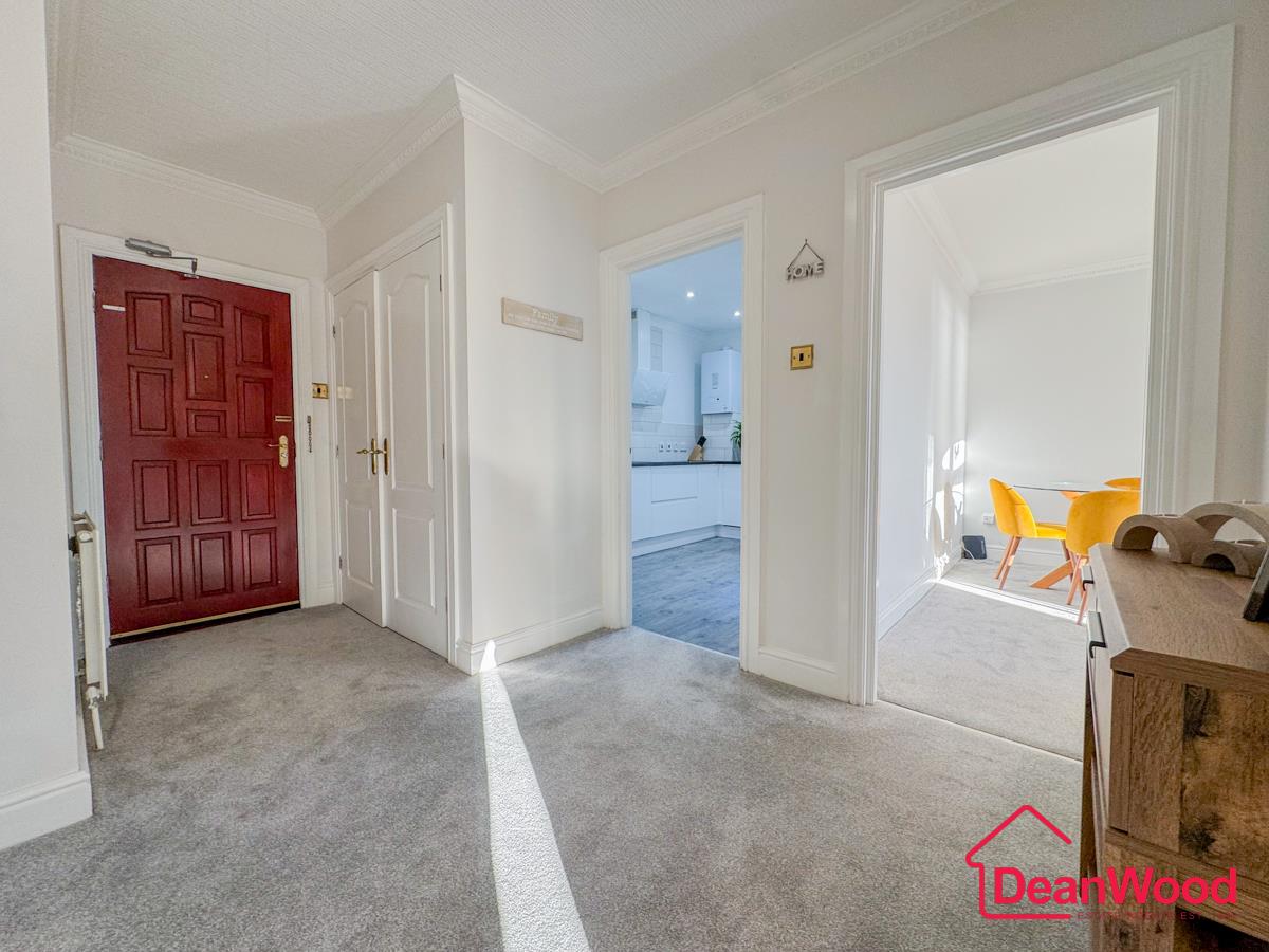 1 Douglas Bay Apartments, King Edward Close, Onchan, Douglas. — Photo 4 of 28