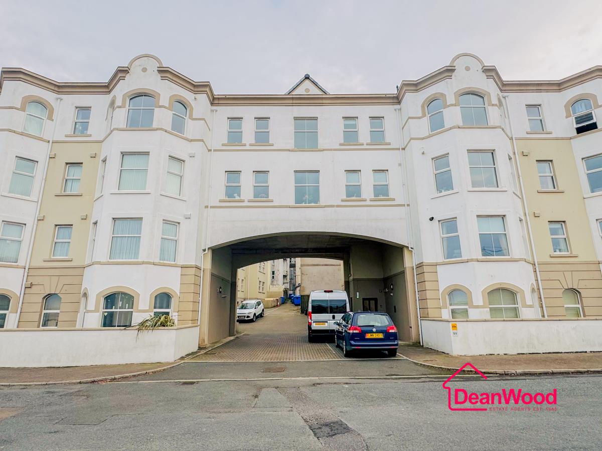 8 Queens Pier Apartments, Queens Drive East, Ramsey, Isle Of Man. — Photo 1 of 8