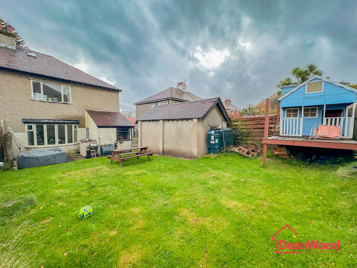 15 Governors Road, Onchan. — Photo 2 of 13