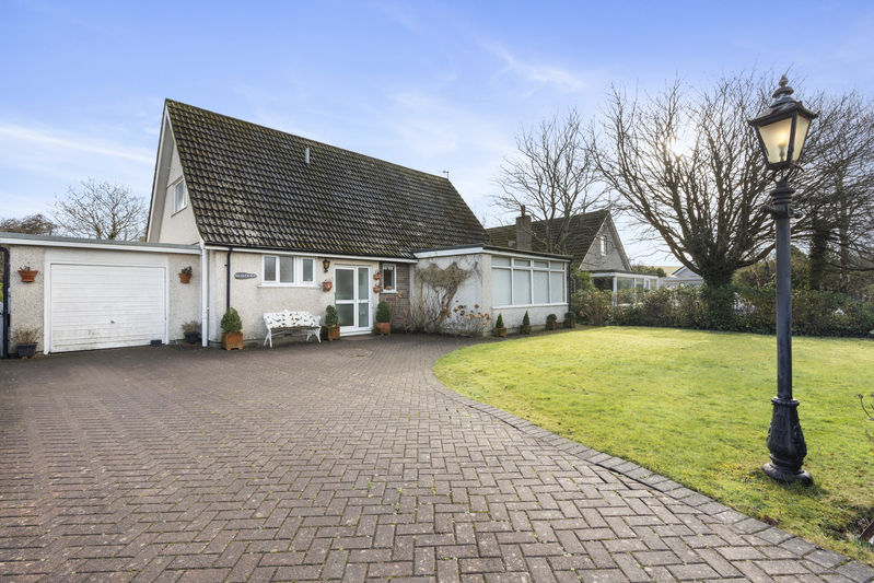 Easdale, 2 Balladoyne Estate, St Johns IM4 3LX. — Photo 2 of 29