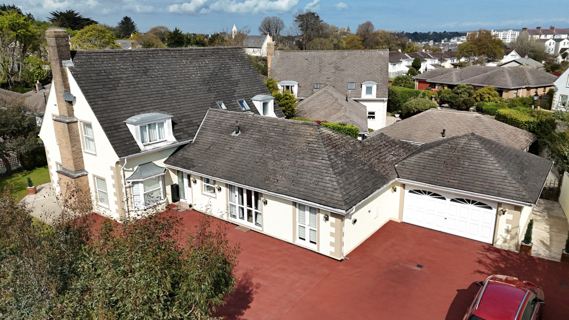 15 Queens Valley, Ramsey, IM8 1NG. — Photo 1 of 36