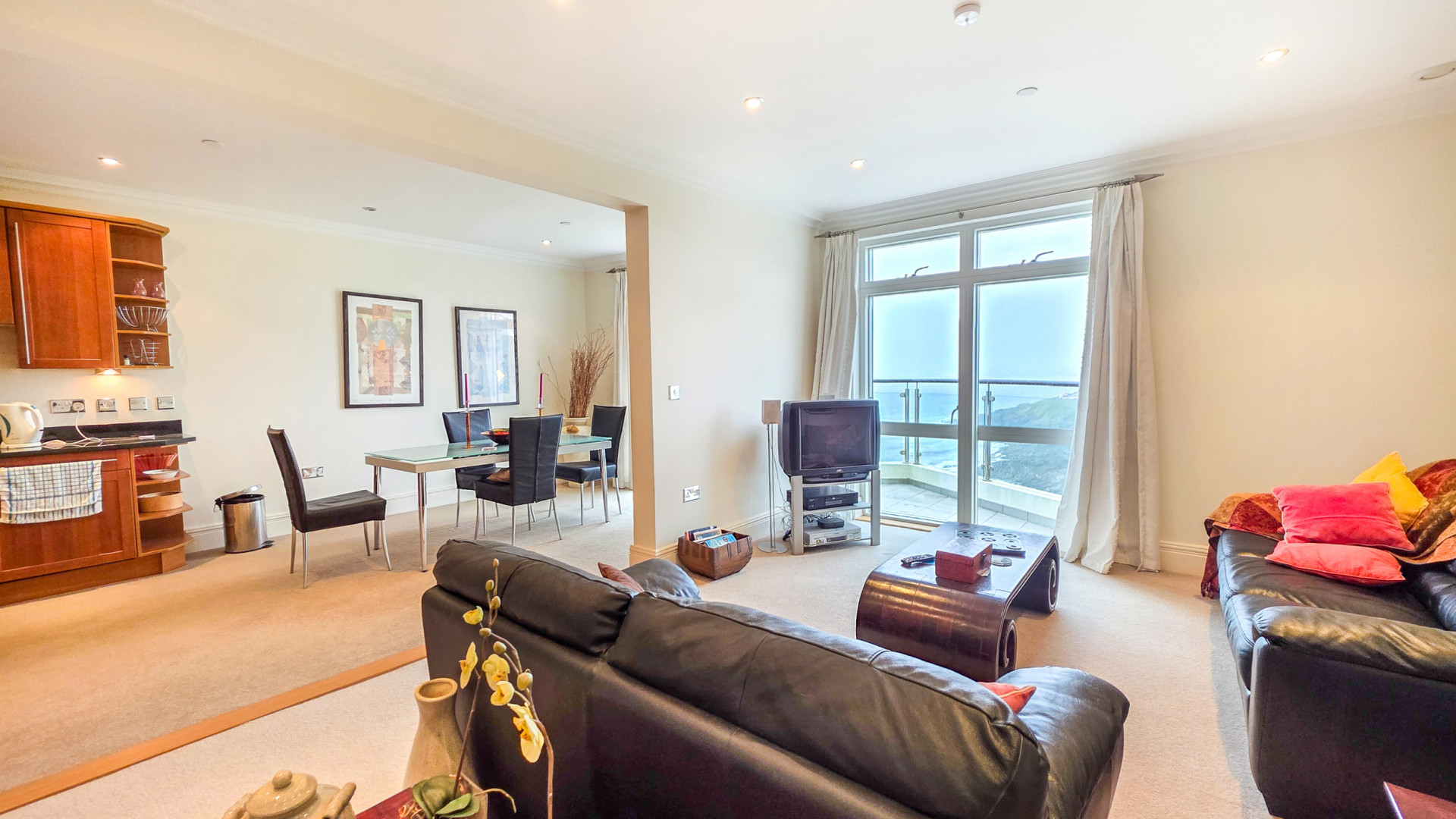 Apt. 12 Majestic Apartments, King Edward Road, Onchan, IM3 2BD. — Photo 4 of 24