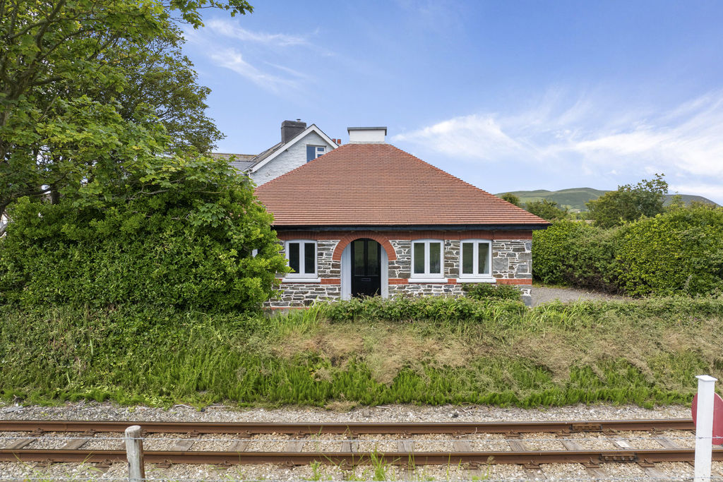 The Gate House, Castletown Road, Port St Mary IM9 5LT. — Photo 1 of 18