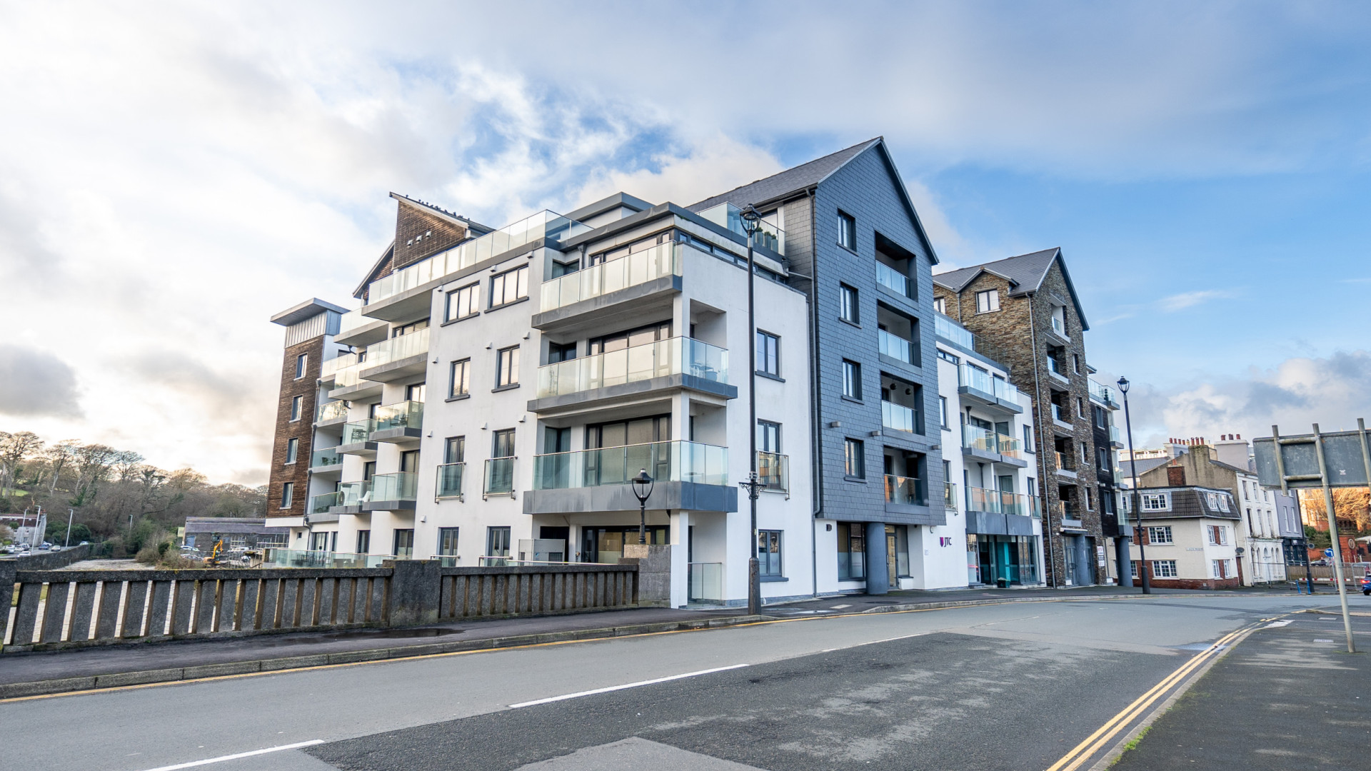 Apt. 11 Quay West, Bridge Road, Douglas, IM1 5AG. — Photo 1 of 14