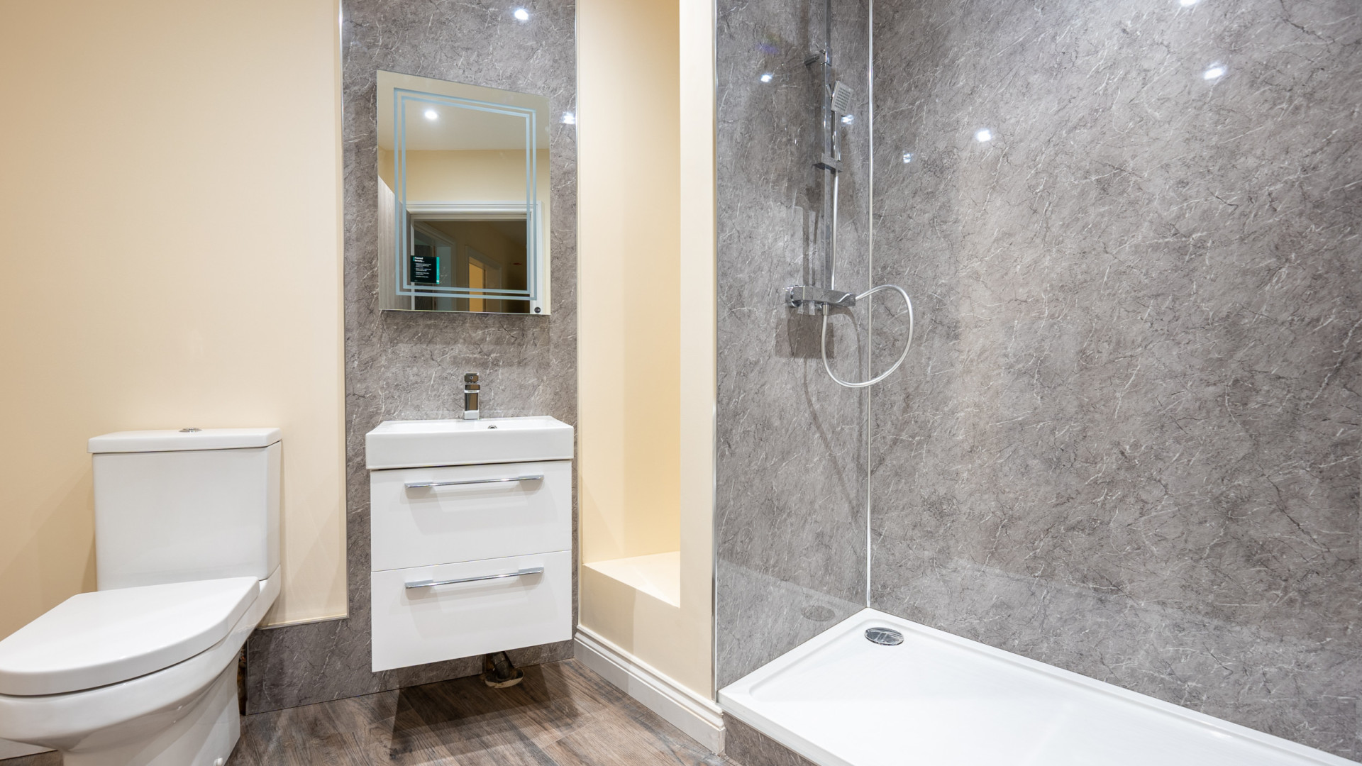 7 Forest View Apartments, Bowring Road, Ramsey, IM8 2LH. — Photo 3 of 10