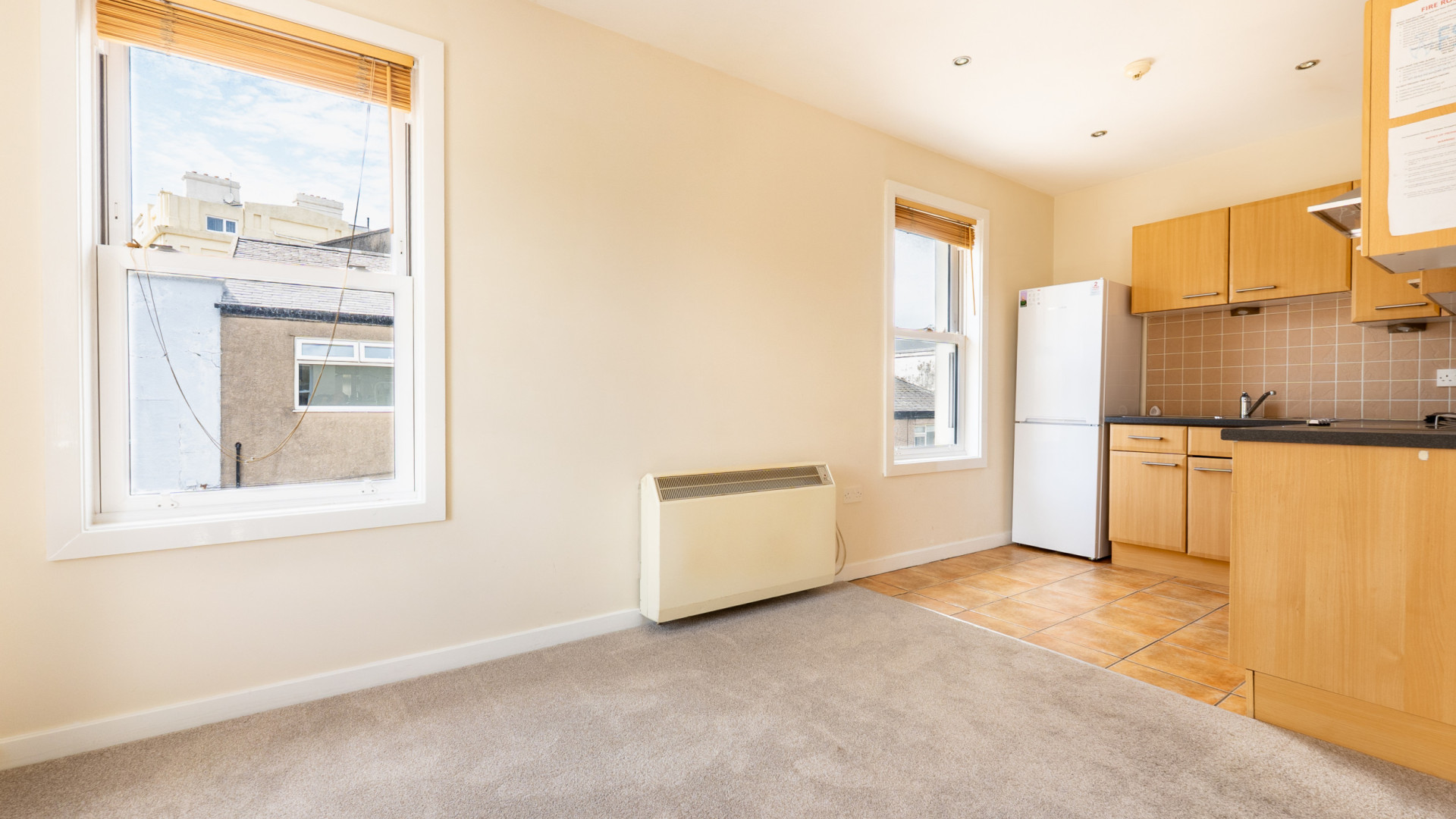 Apt. 10 Harris View Apartments, Mona Terrace, Douglas, IM1 3NA. — Photo 4 of 11
