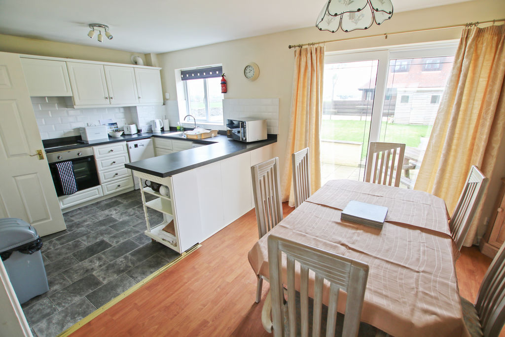 27 Creggan Lea, Port St Mary IM9 5BE. — Photo 3 of 30