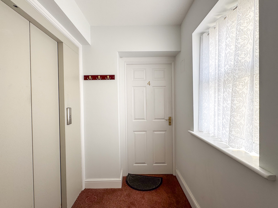Apartment 4, Snaefell House The Promenade, Port Erin. — Photo 4 of 24