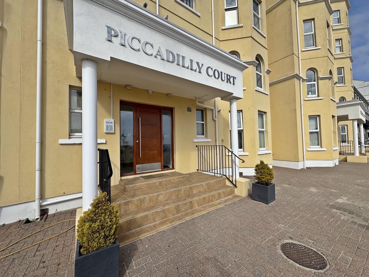 22 Piccadilly Court, Queens Promenade, Douglas, Isle Of Man. — Photo 1 of 15