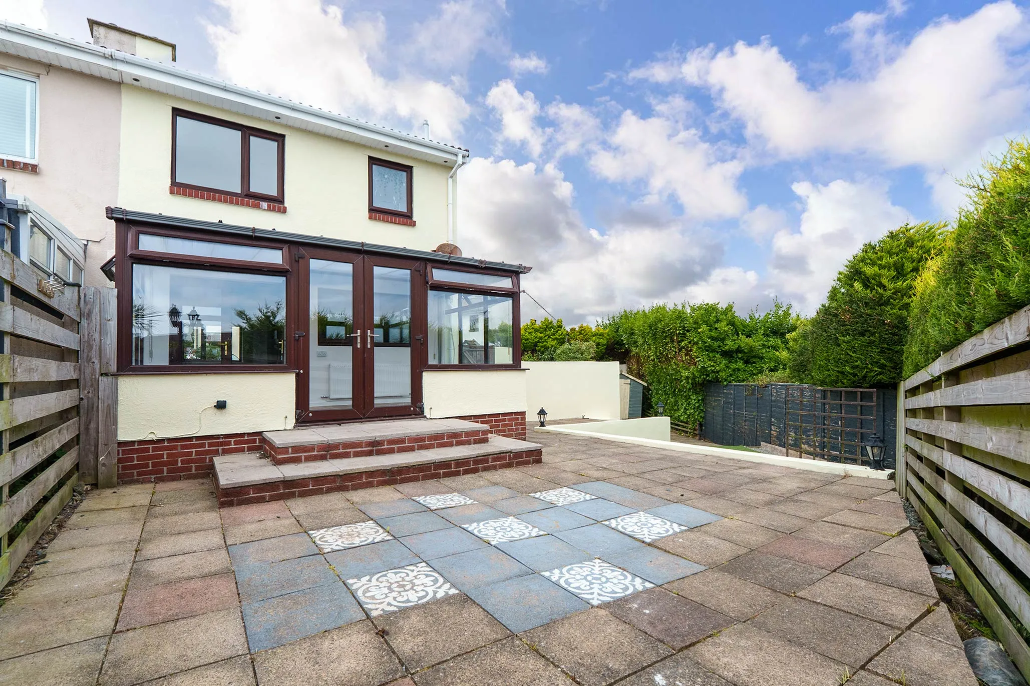 30 Close Kennish, Douglas. — Photo 2 of 5