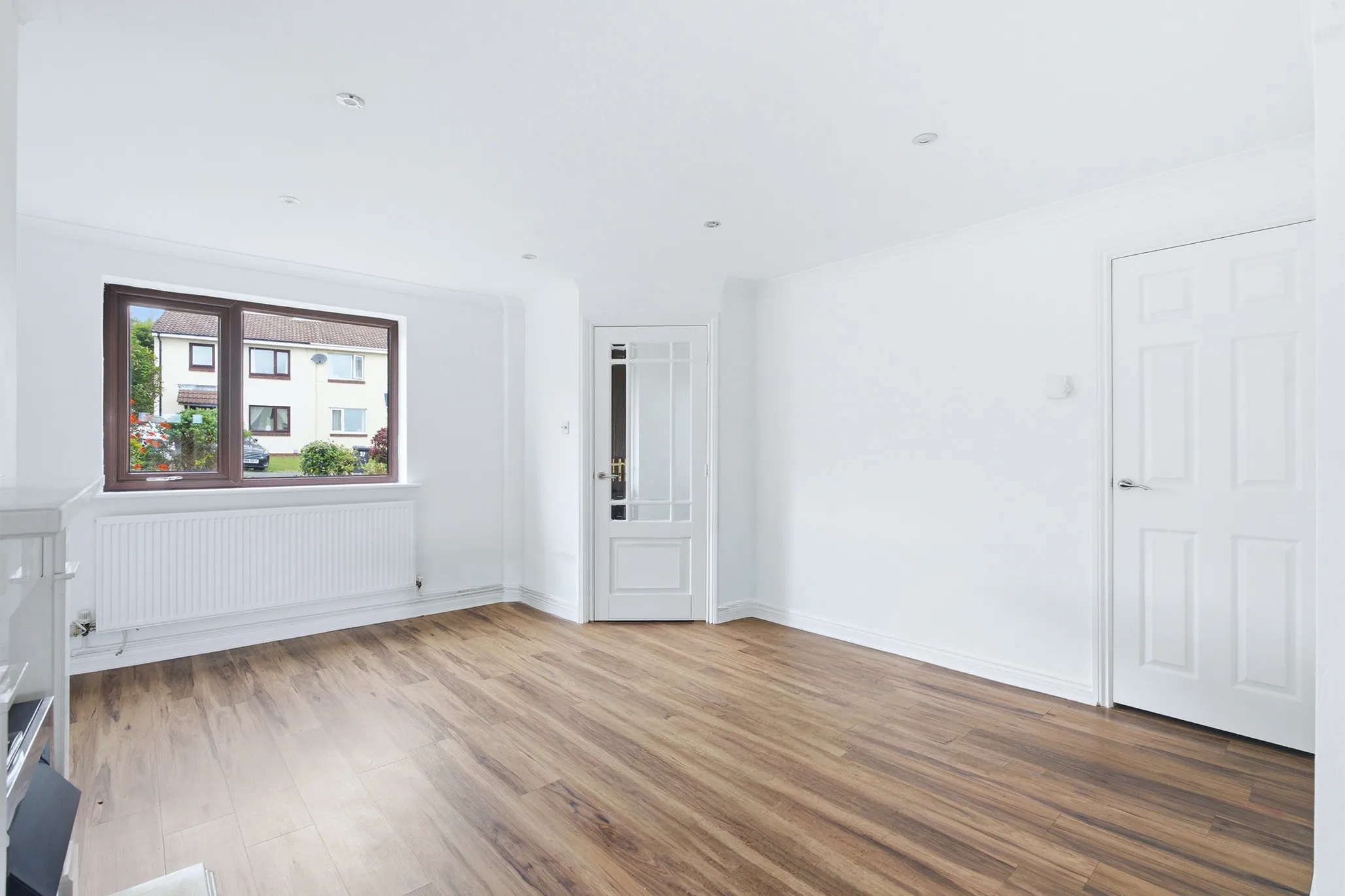30 Close Kennish, Douglas. — Photo 4 of 5