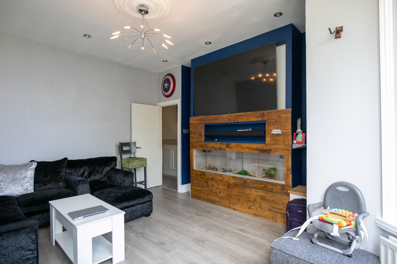 Flat 1, 1-2, Woodville Terrace, Douglas, IM2 4HA. — Photo 4 of 22