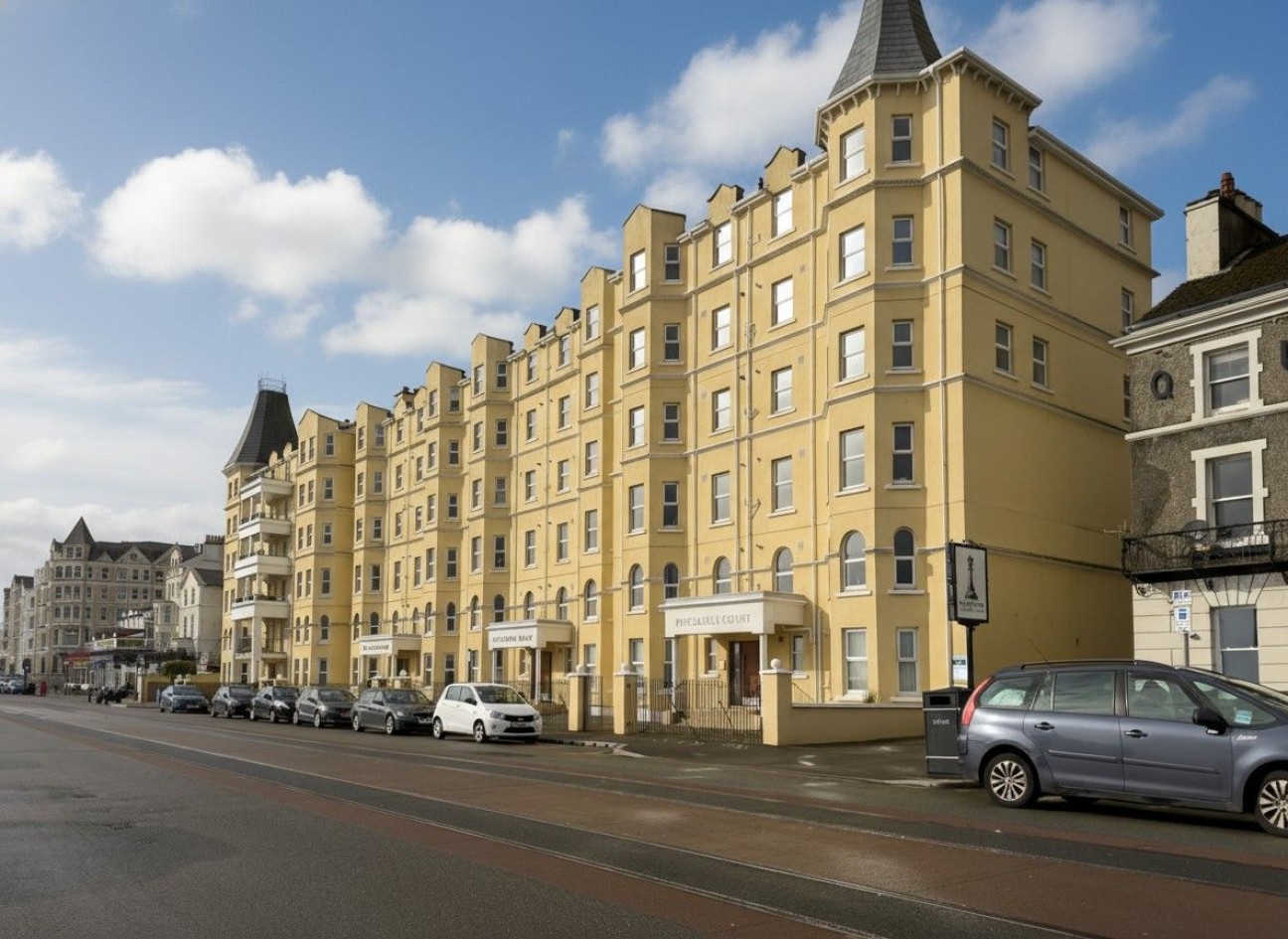 36 Piccadilly Court, Queens Promenade, Isle of Man, IM2 4NS, Douglas. — Photo 1 of 12