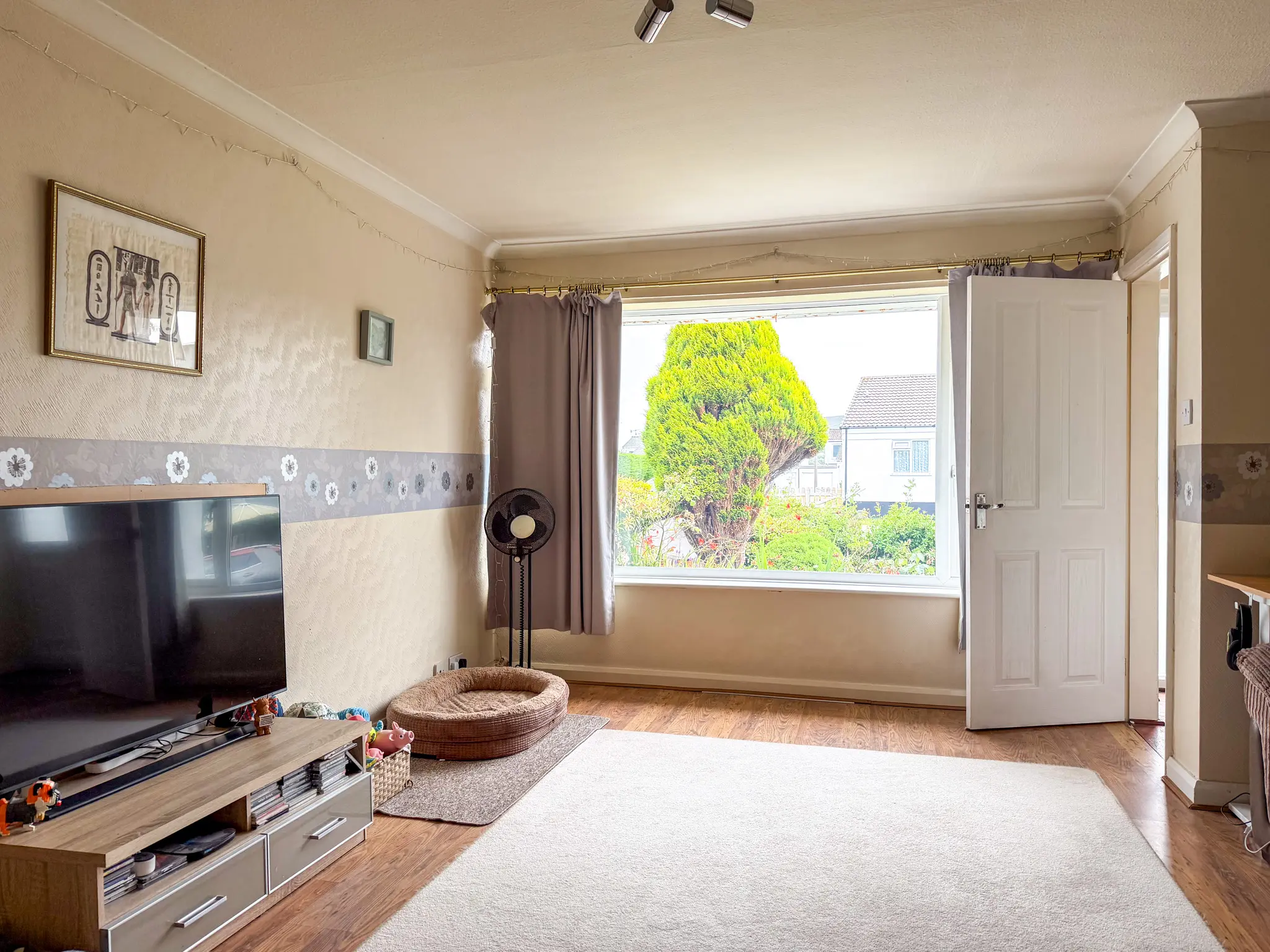 12 Bowness Crescent, Onchan. — Photo 3 of 16