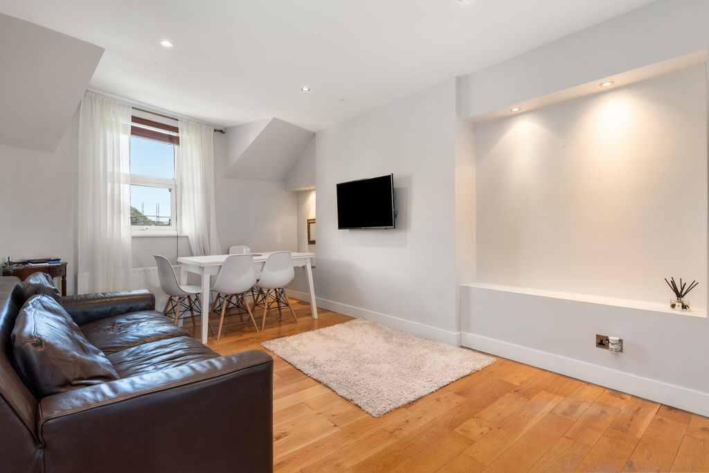 9 Delamere Apartments, Castle Drive, Douglas IM2 4LX. — Photo 5 of 14