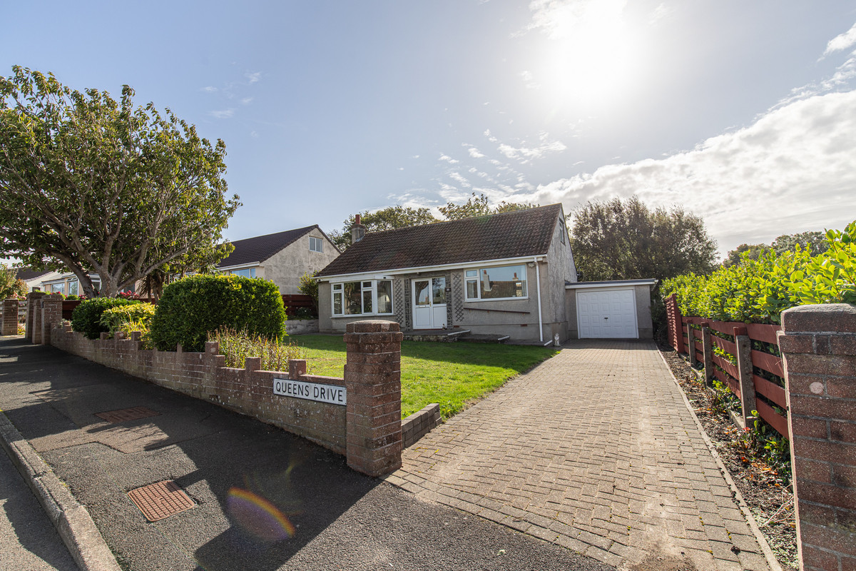 QUEENS Drive, Isle Of Man, IM5 1, Peel. — Photo 1 of 32