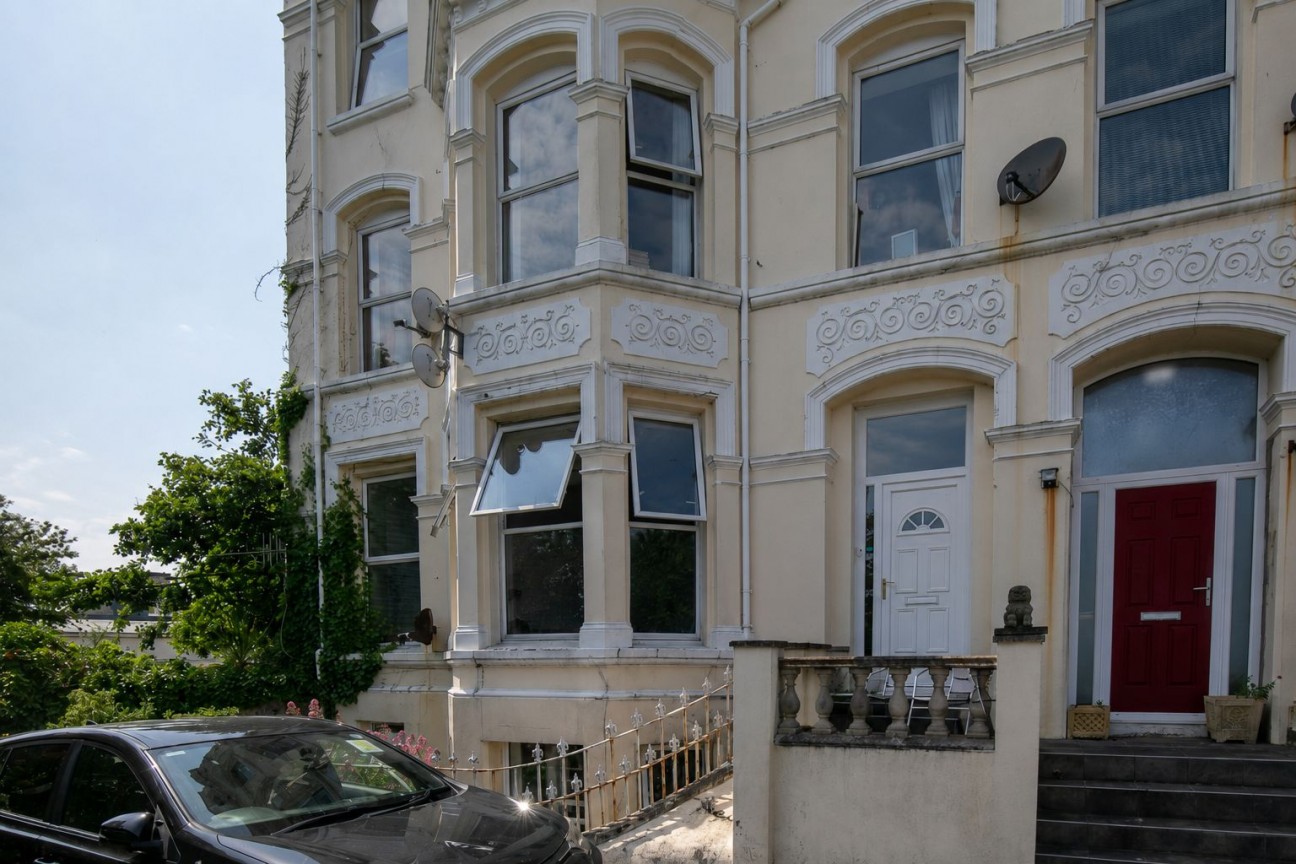 Flat 1, 1-2, Woodville Terrace, Douglas, IM2 4HA. — Photo 1 of 22