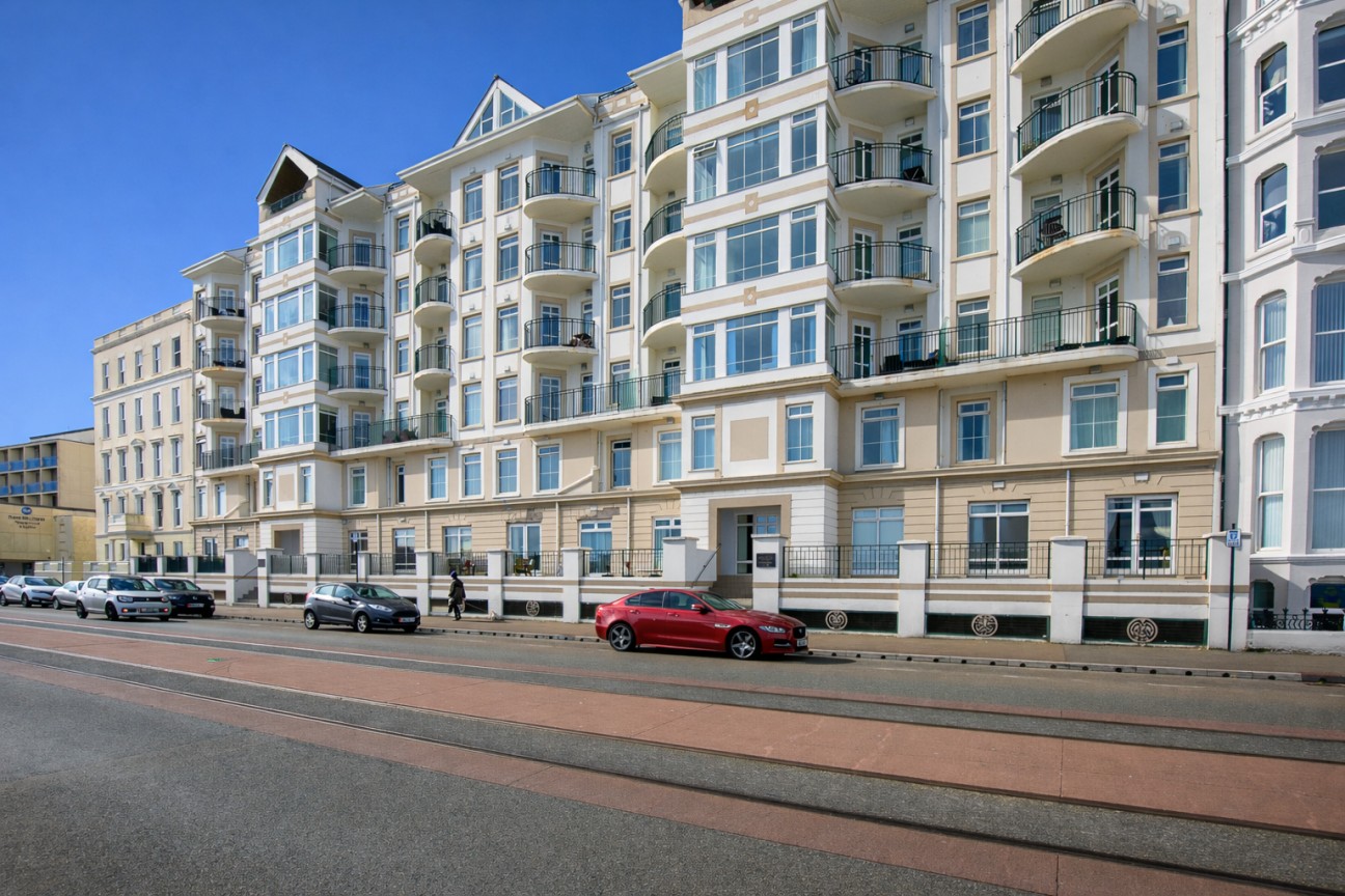 8 Queens Apartments, Palace Terrace, Douglas, IM2 4NX. — Photo 1 of 13
