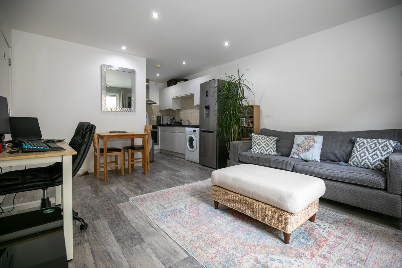 8 Queens Apartments, Palace Terrace, Douglas, IM2 4NX. — Photo 4 of 13