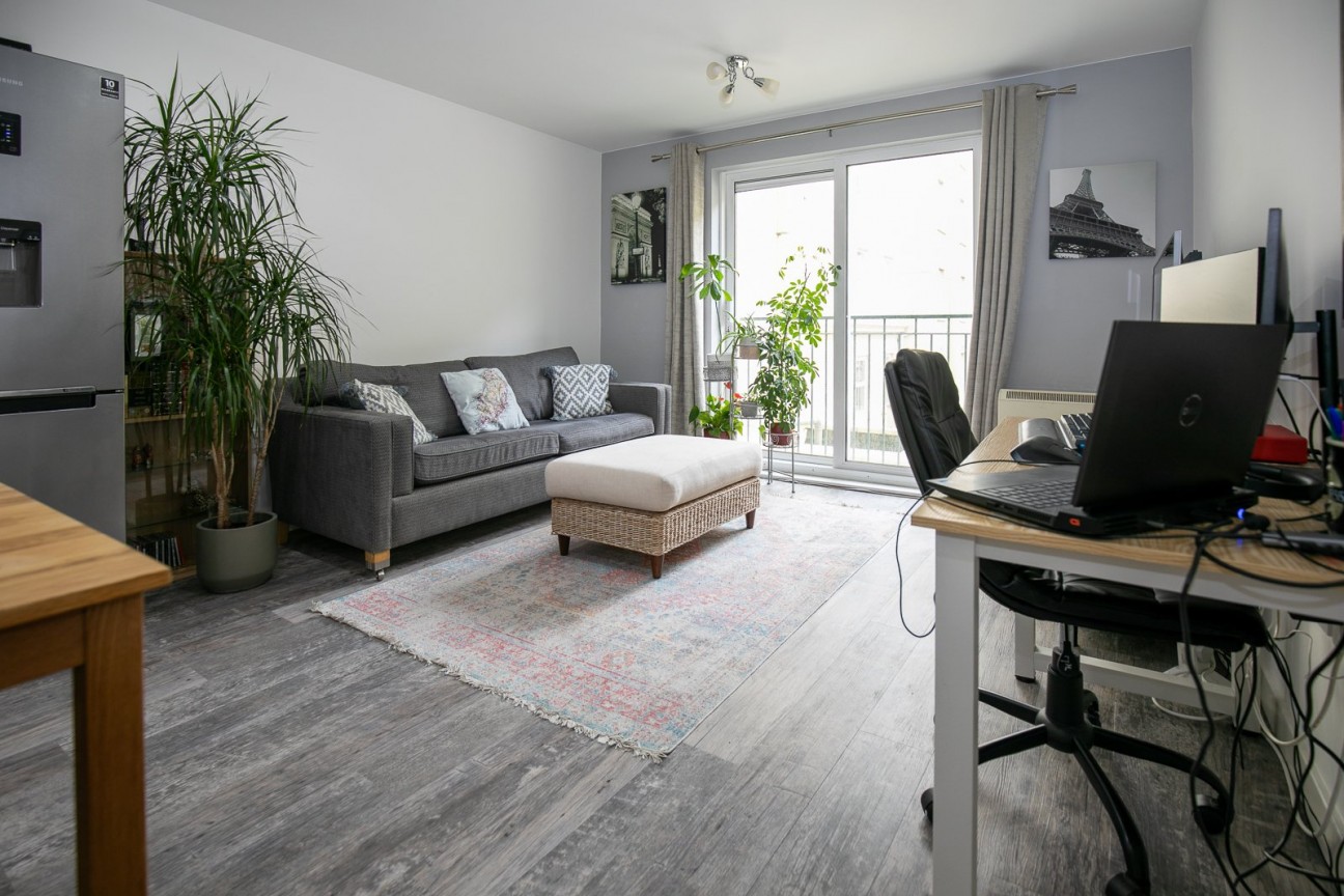 8 Queens Apartments, Palace Terrace, Douglas, IM2 4NX. — Photo 5 of 13