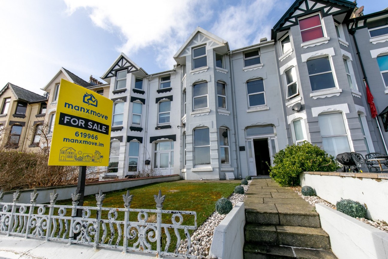 45, Royal Avenue West, Onchan, IM3 1HE. — Photo 1 of 29