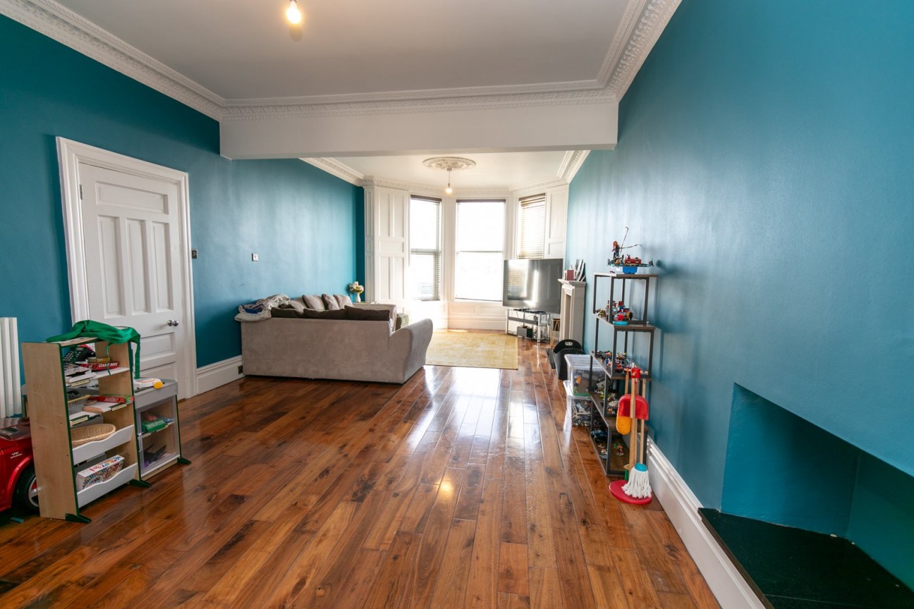 45, Royal Avenue West, Onchan, IM3 1HE. — Photo 3 of 29
