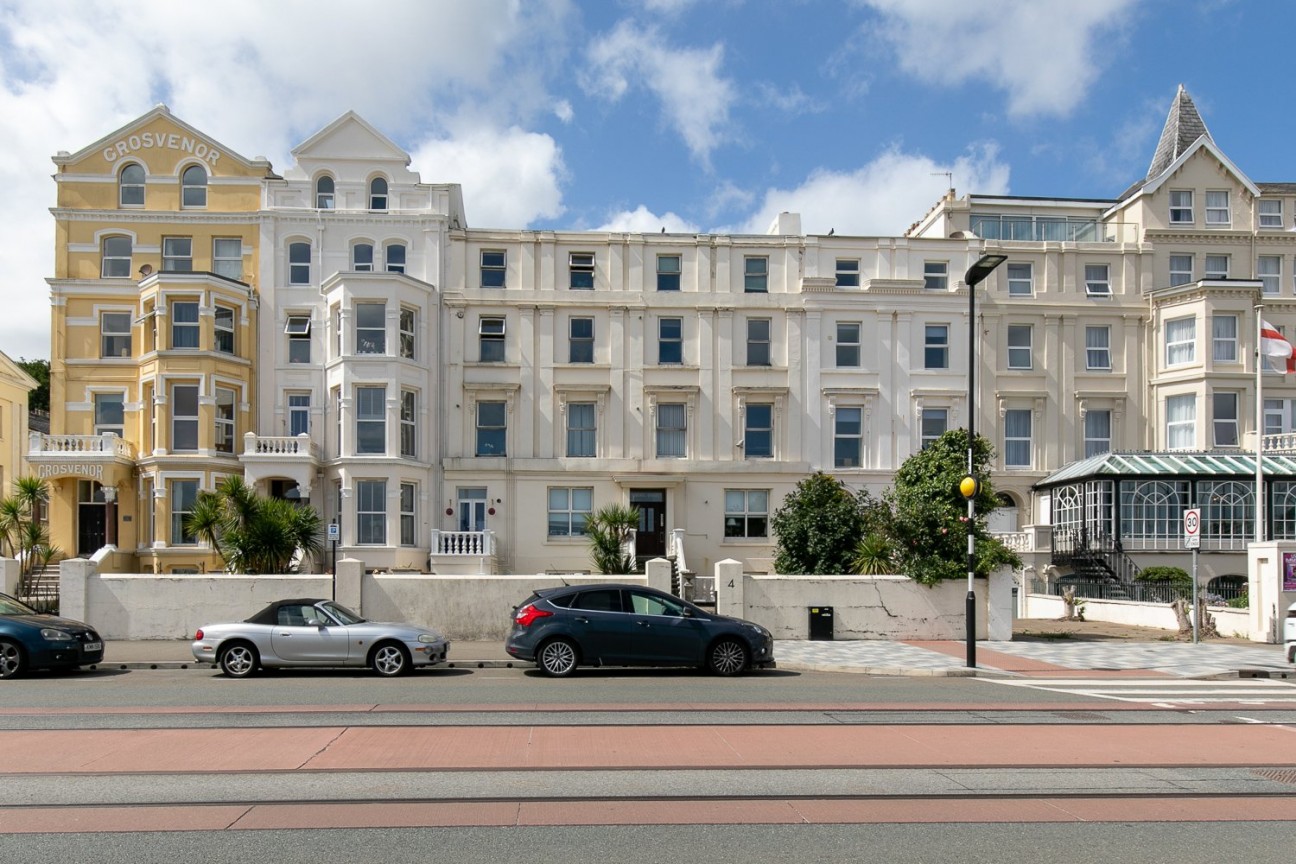 Flat 10, Angel Court, Central Promenade, Isle of Man, IM2 4LN, Douglas. — Photo 1 of 13