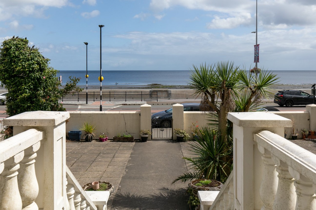 Flat 10, Angel Court, Central Promenade, Isle of Man, IM2 4LN, Douglas. — Photo 2 of 13