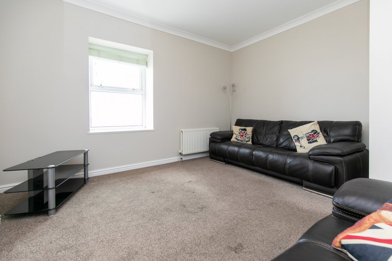 Flat 10, Angel Court, Central Promenade, Isle of Man, IM2 4LN, Douglas. — Photo 3 of 13