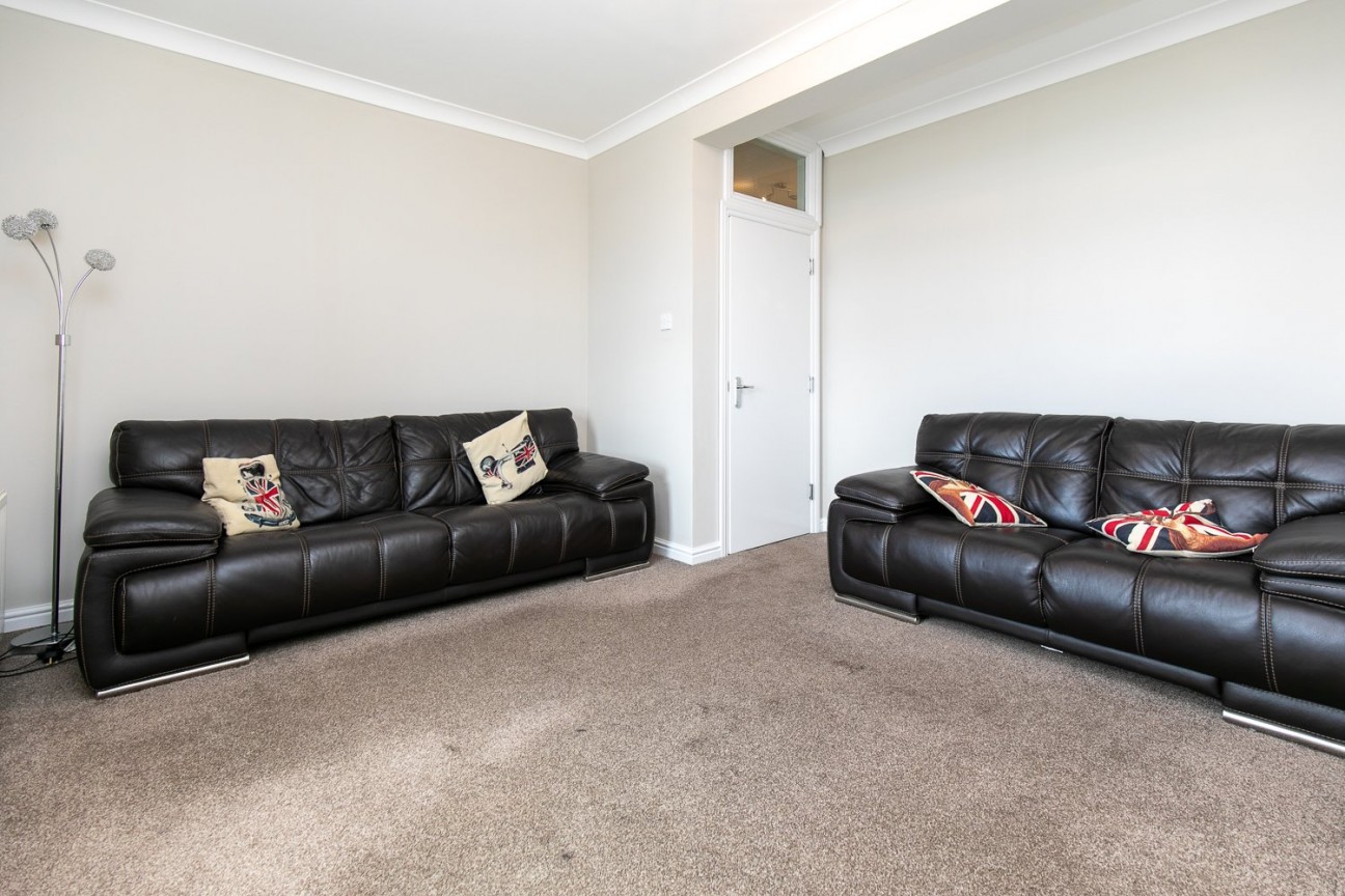 Flat 10, Angel Court, Central Promenade, Isle of Man, IM2 4LN, Douglas. — Photo 4 of 13