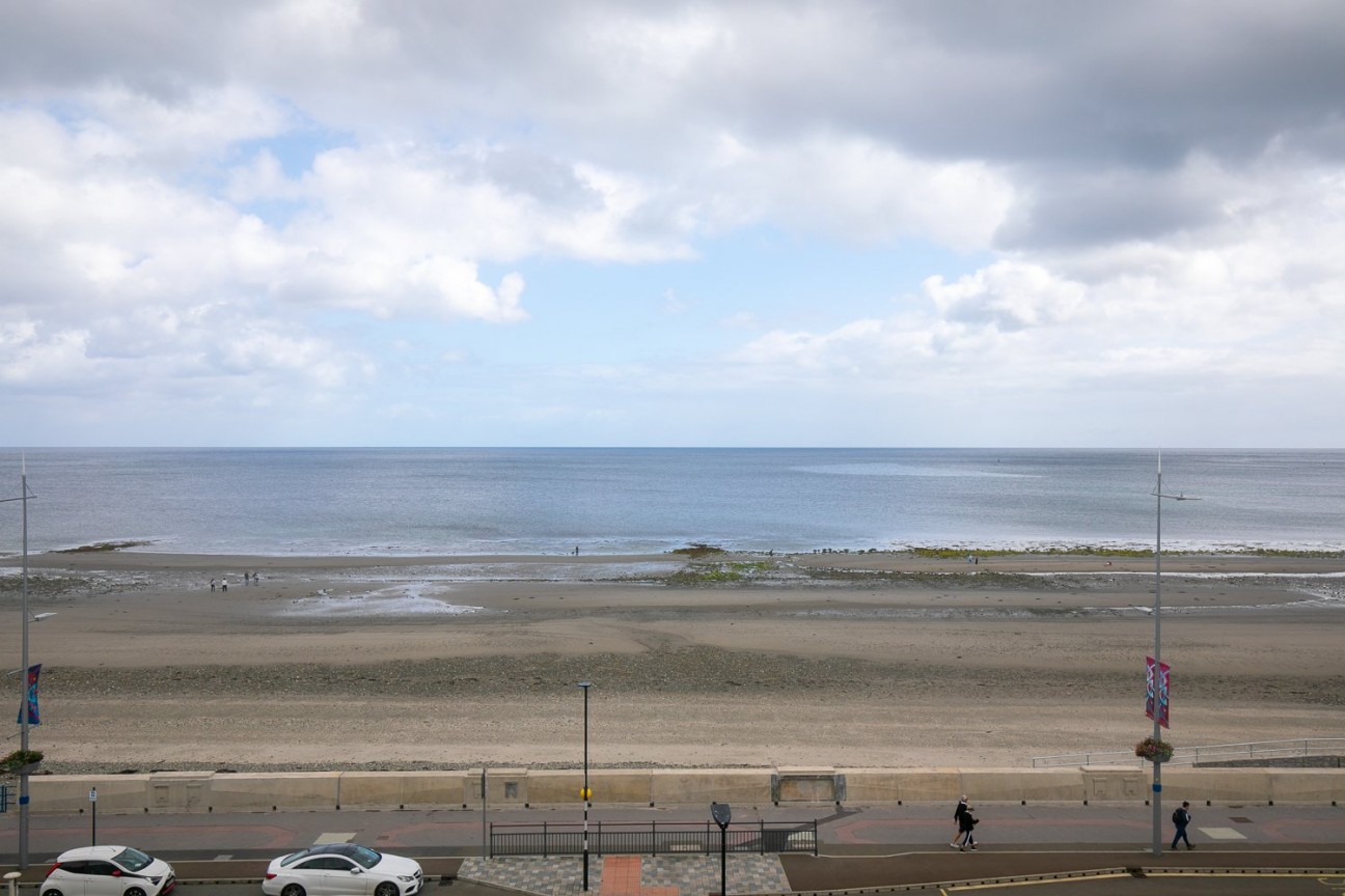 Flat 10, Angel Court, Central Promenade, Isle of Man, IM2 4LN, Douglas. — Photo 5 of 13
