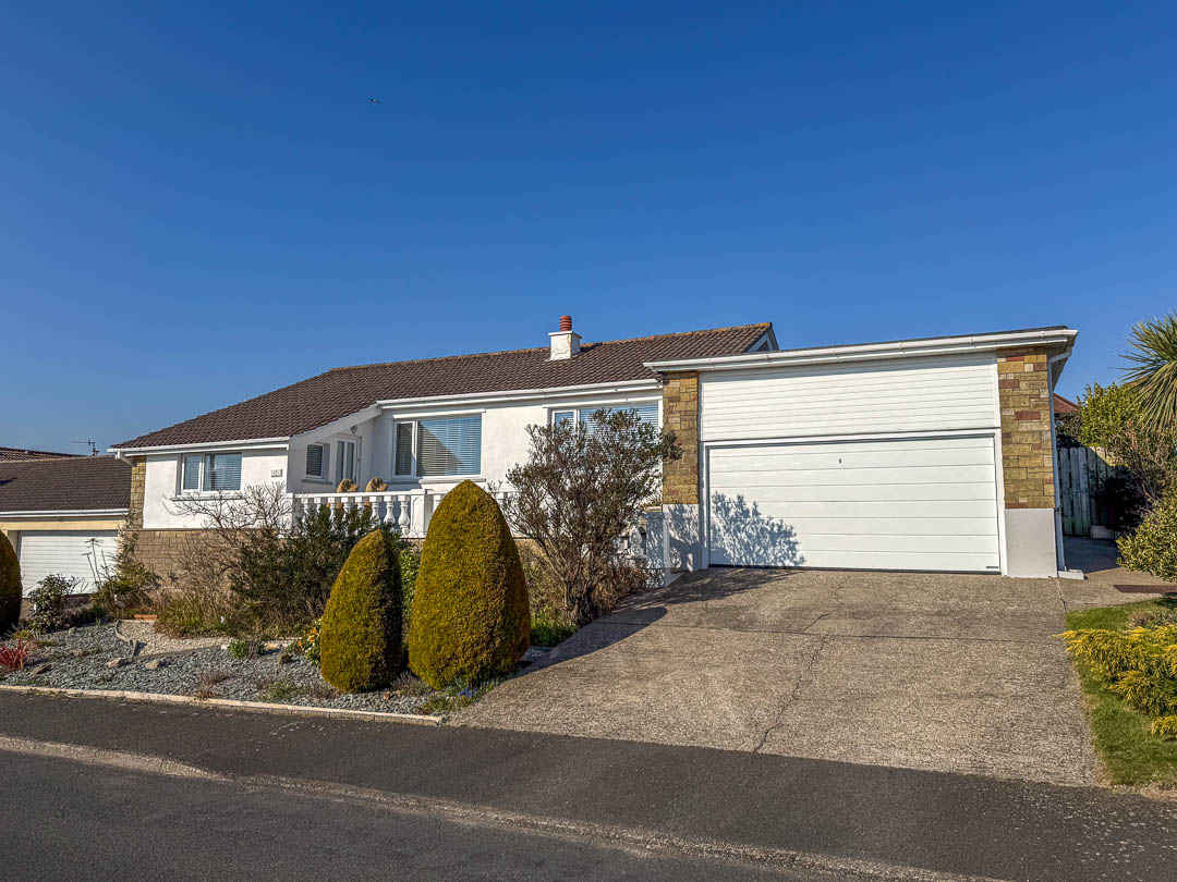 41 Howe Road, Onchan. — Photo 1 of 29