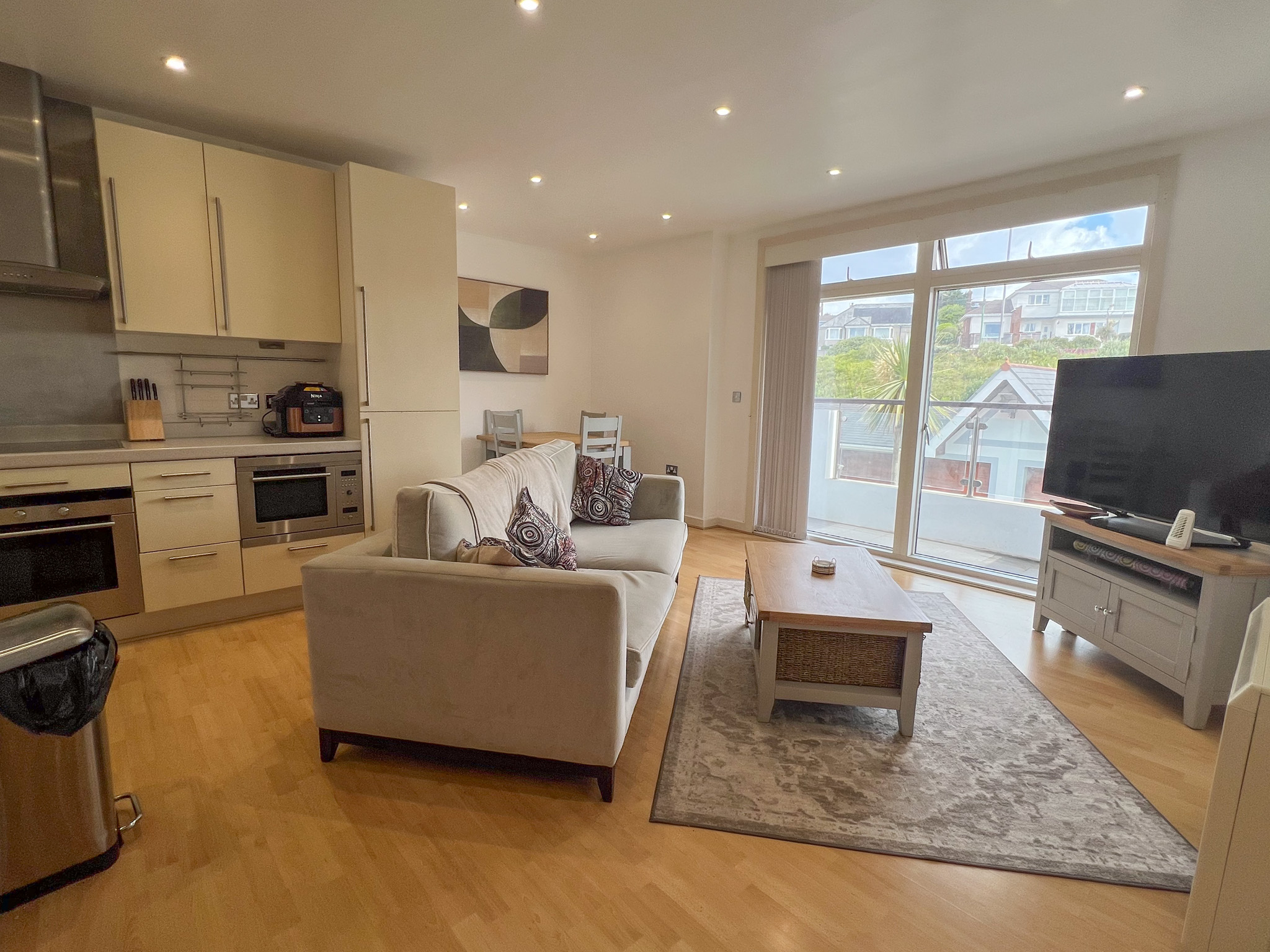 51 Majestic Apartments, Onchan. — Photo 2 of 9