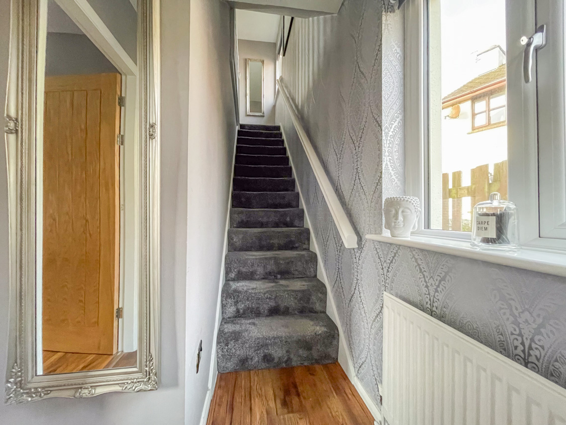 18 Dovescroft, Douglas. — Photo 2 of 15