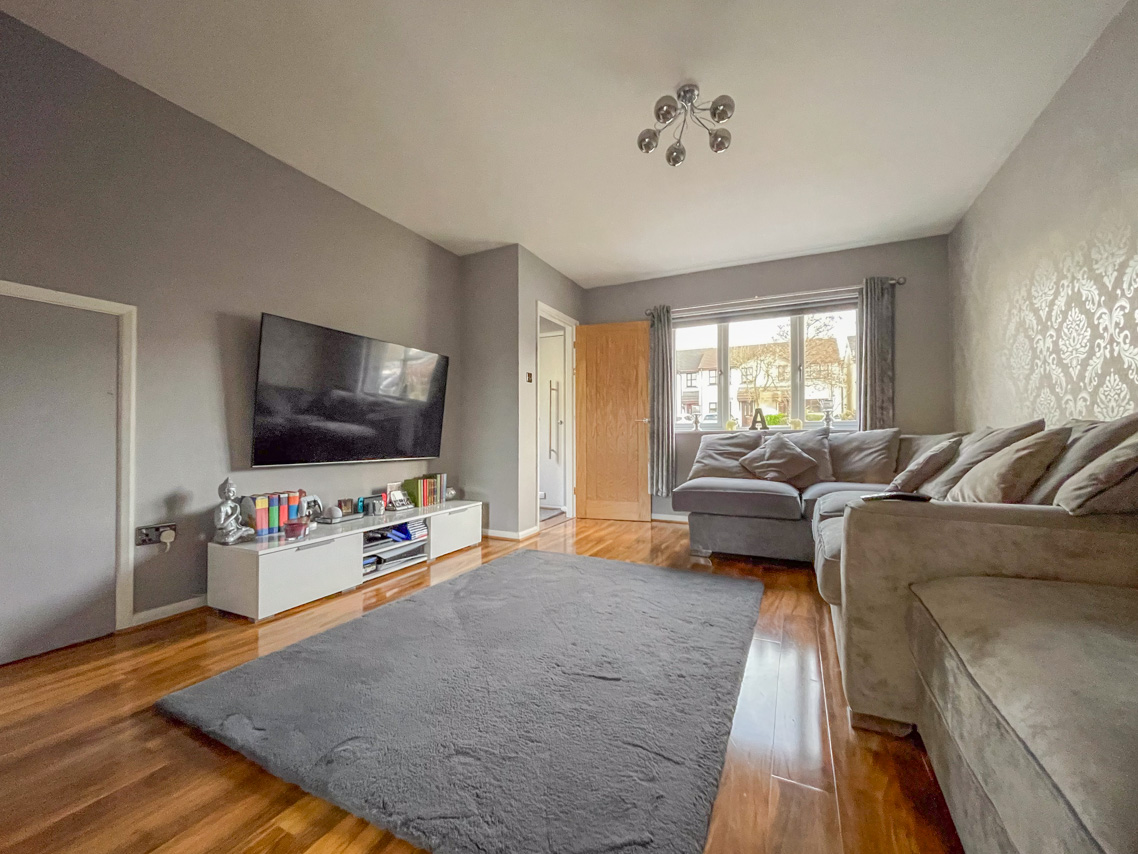 18 Dovescroft, Douglas. — Photo 4 of 15