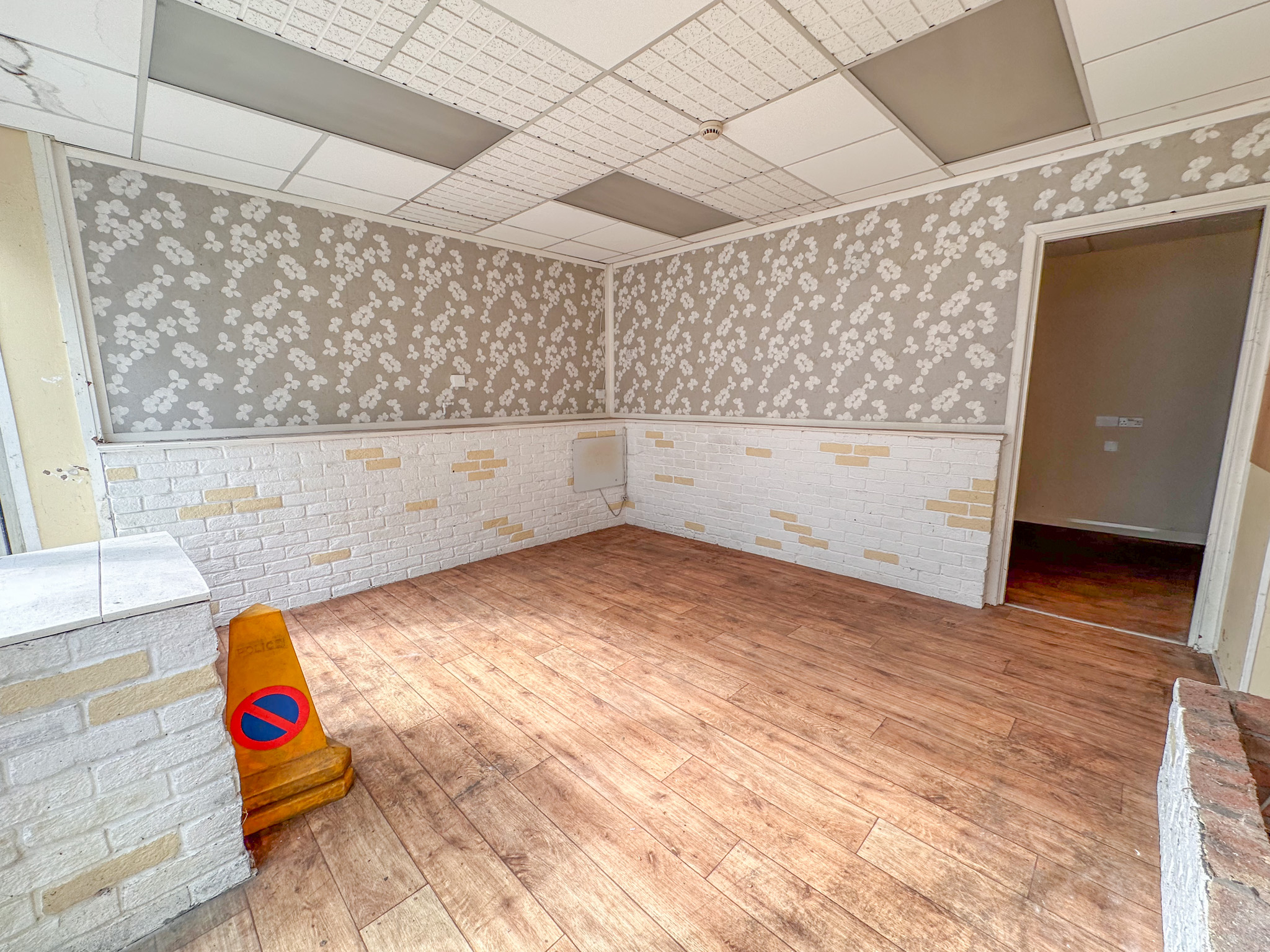 Kingsley House,35 Factory Lane, Peel. — Photo 2 of 17