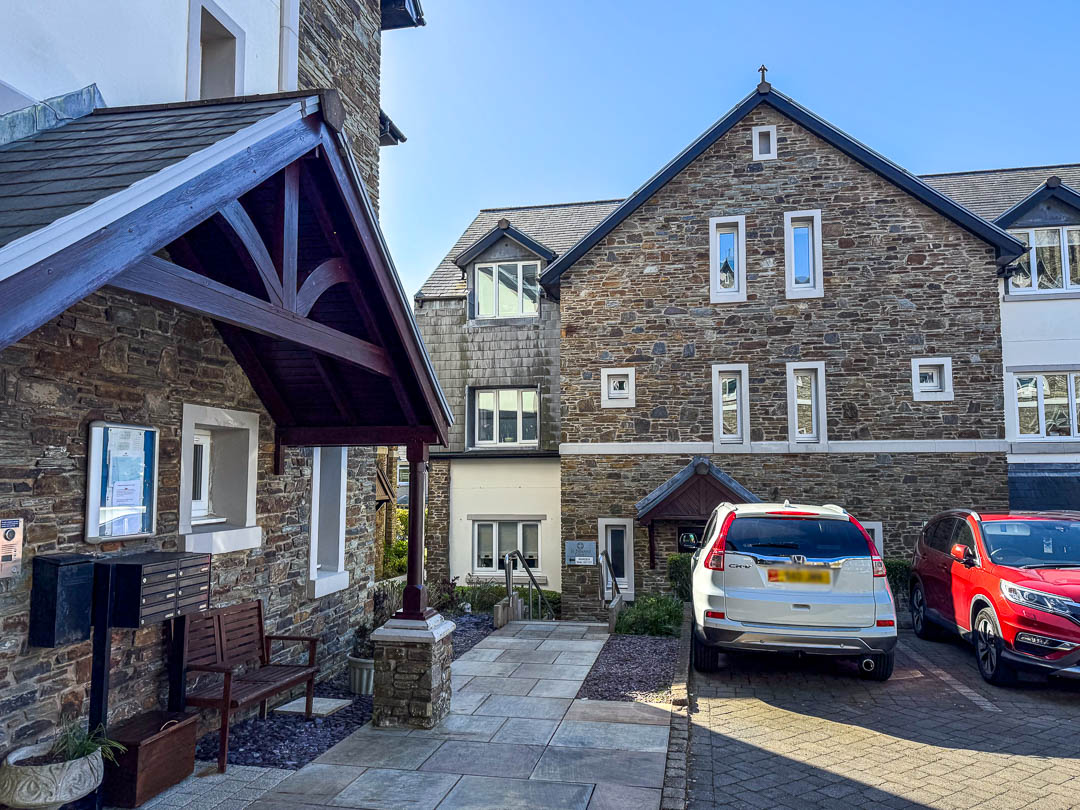 10 St Ninians Court, Douglas. — Photo 1 of 18