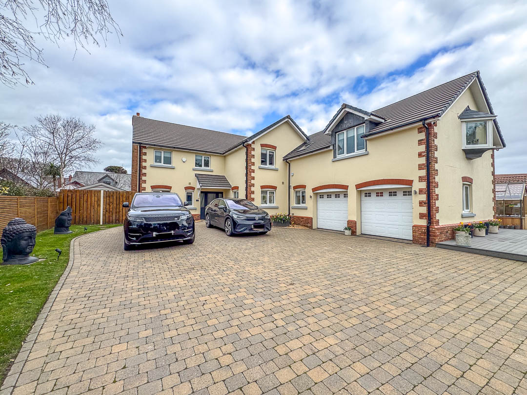 9 The Links, Peel. — Photo 1 of 56