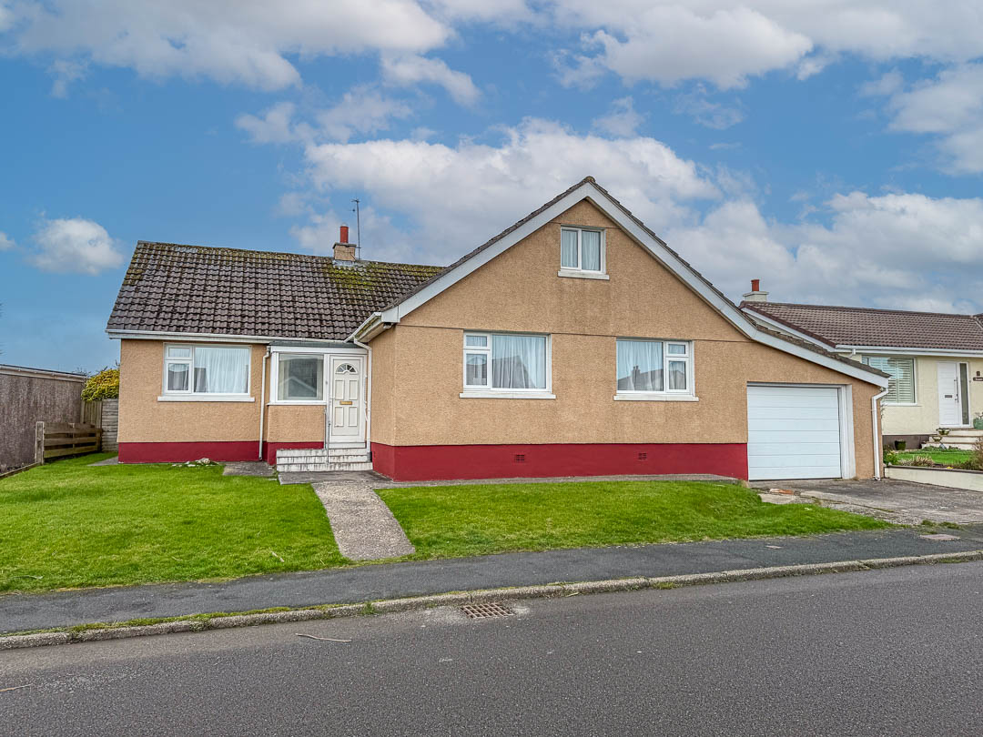 55 Highfield Crescent, Onchan. — Photo 1 of 19